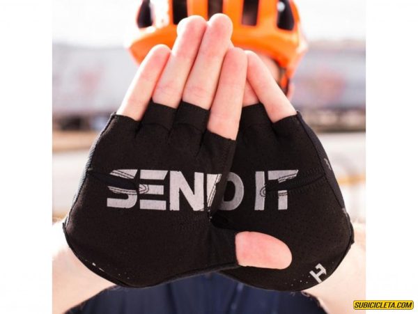 GUANTES CORTOS BLACKOUT BOLTS HANDUP - Image 3
