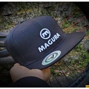 GORRA BLK / WHT LOGO 3D MAGURA