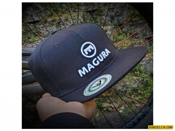 GORRA BLK / WHT LOGO 3D MAGURA